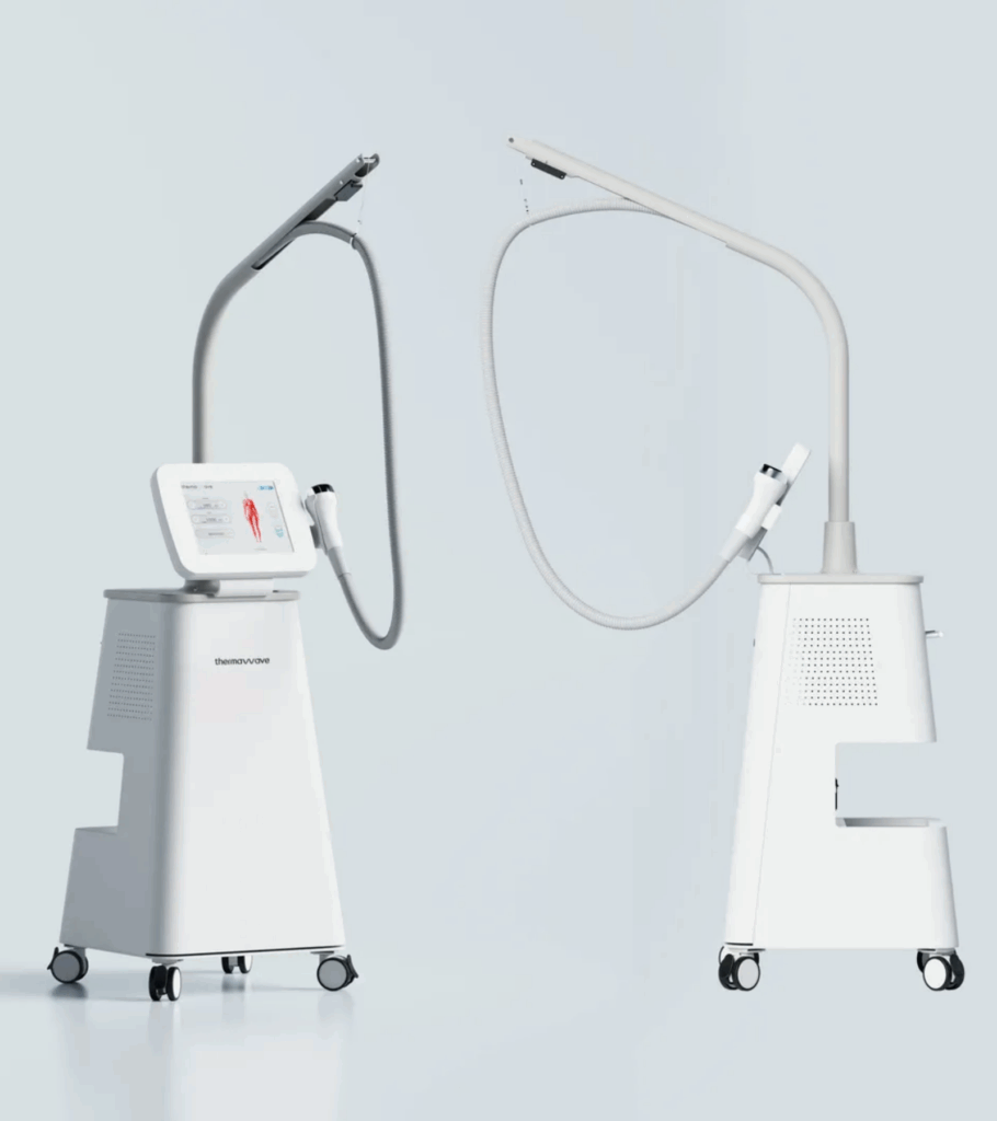 엘피지오 써마웨이브 극초단파 의료기기 본체 정면 디자인. 판금 구조와 분체도장 마감, 화이트와 그레이 컬러로 의료기기의 신뢰성과 전문성을 강조