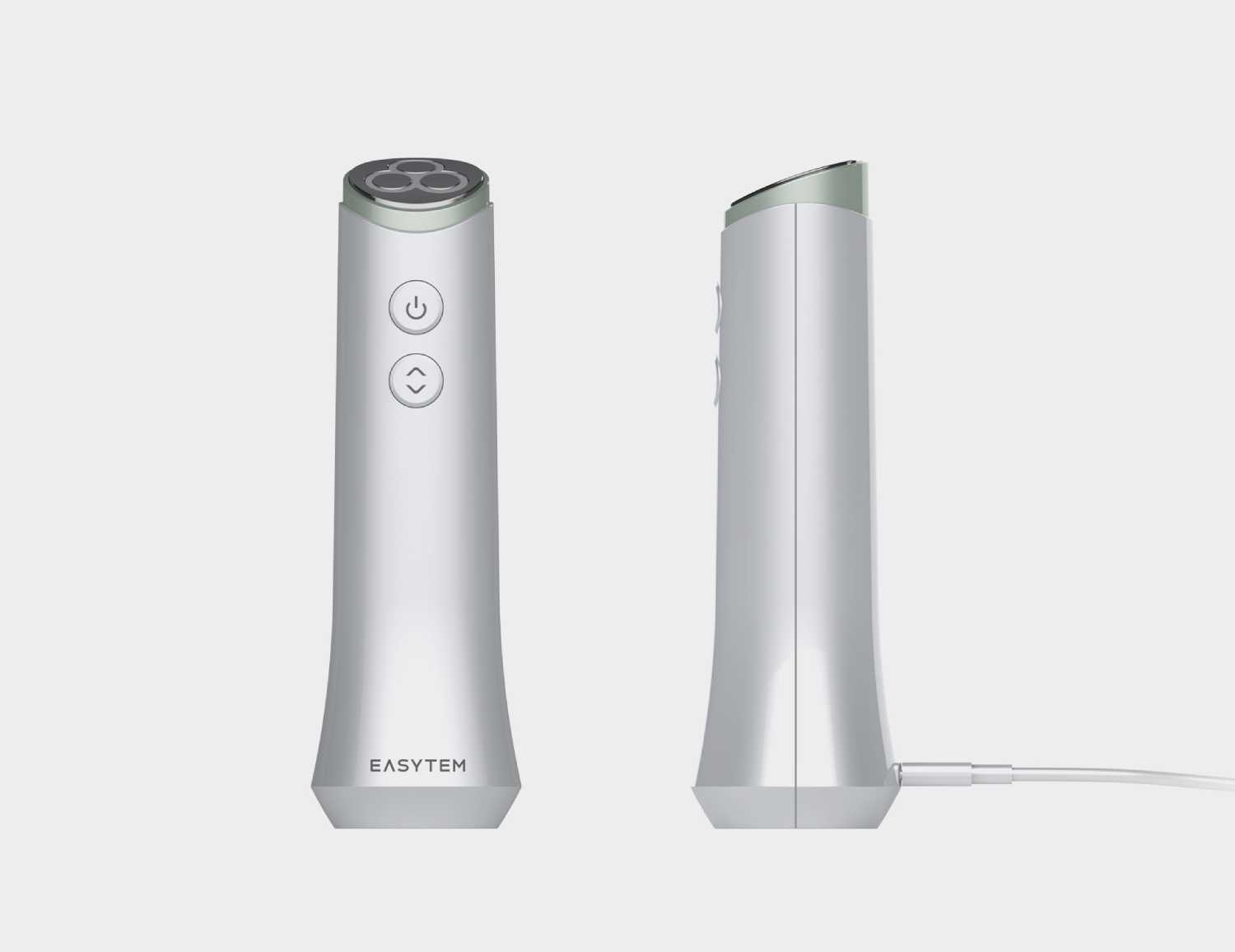 이지템 실버 복합 기능성 뷰티 디바이스 정면 및 충전 케이블이 연결된 측면 모습