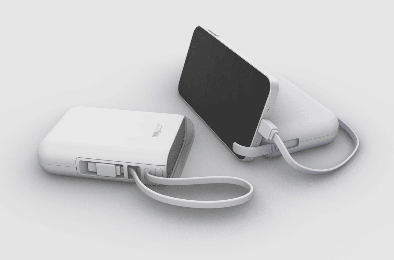 디바이스 제품디자인 두 개의 휴대용 보조 배터리가 나란히 놓여 있습니다. 하나는 흰색이며 'imation' 로고가 있고, 다른 하나는 연보라색이며 스마트폰에 연결되어 충전 중인 모습입니다. 두 보조 배터리 모두 흰색 휴대용 스트랩이 달려 있습니다.