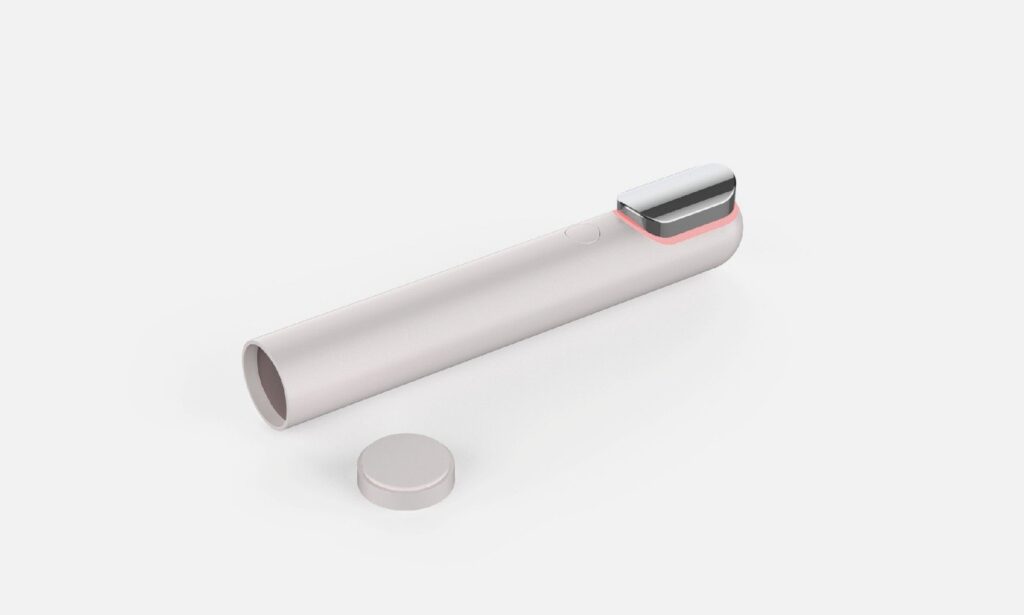 제품디자인 분리된 캡과 본체가 보이는 스틱형 뷰티 디바이스. 제품의 단면과 금속 팁 디자인이 클로즈업됨.