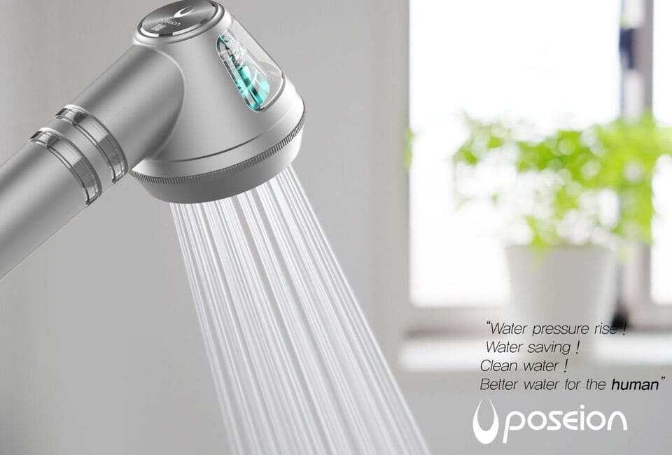 깔끔한 인테리어 욕실에서 강력한 물줄기를 분사하고 있는 포세이온 필터 샤워헤드 제품 컷
