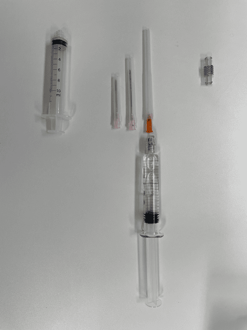 분해된 주사기 부품의 실제 제품 사진