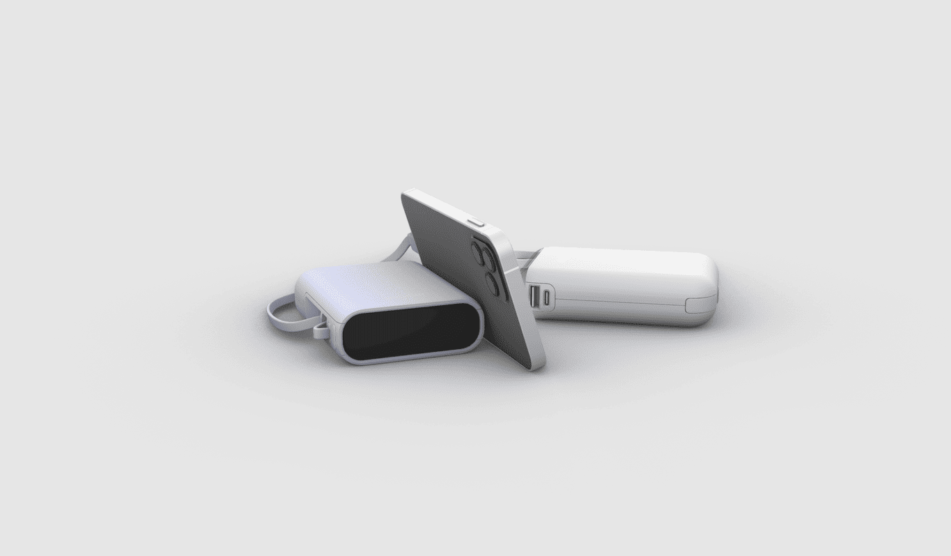 디바이스 제품디자인 흰색 배경에 두 개의 콤팩트한 보조 배터리가 놓여 있으며, 그 사이에 스마트폰 한 대가 기대어 세워져 있습니다. 보조 배터리는 직사각형 모양이며, 하나는 전면이 검은색으로 되어 있고 다른 하나는 스마트폰과 연결되는 듯한 포트 부분이 보입니다. 두 보조 배터리 모두 흰색 휴대용 스트랩이 달려 있습니다.