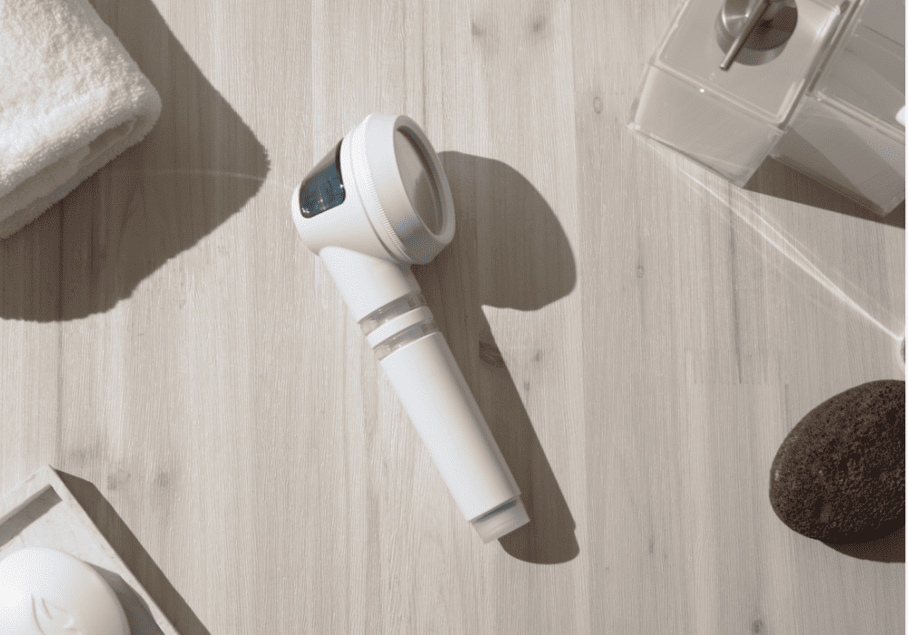 필터 샤워기 시제품 제작 완료 사진: 실제 실내 환경에서의 제품 완성도와 디자인 검증