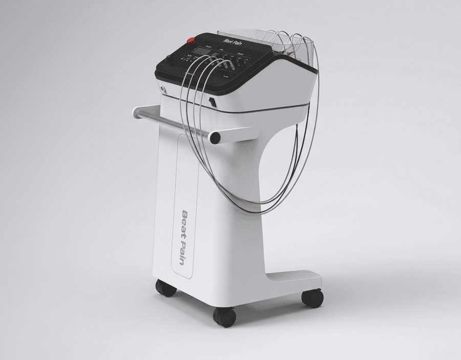 밝고 깨끗한 스튜디오 배경에 놓인 스트라텍의 통증 완화 의료기기 'Beat Pain'의 3D 렌더링 이미지. 화이트 바디와 블랙 조작 패널, 전면의 제품 로고와 하단의 이동용 바퀴가 정교하게 표현된 제품 디자인.