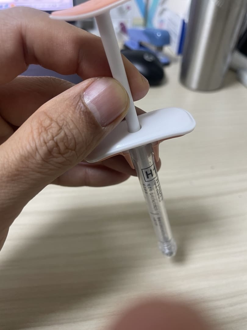 히아딘(HYADIN) 필러 주사기 로즈골드 TPU 미끄럼 방지 패턴과 브랜드 로고 각인이 적용된 히아딘 필러 주사기 핑거그립 디테일