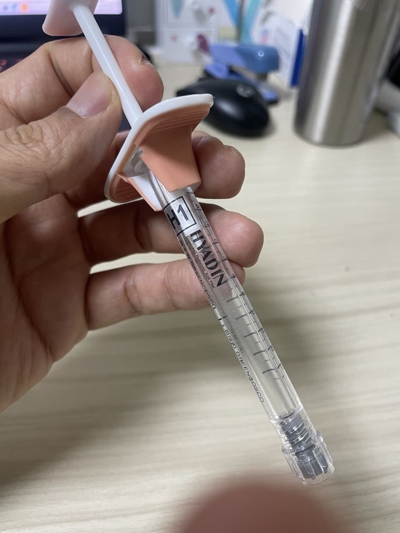 히히아딘(HYADIN) 필러 주사기 디자인 로즈골드 TPU와 화이트 PP 투톤 인서트 사출 공법이 적용된 히아딘(HYADIN) 프리미엄 필러 주사기 제품 디자인 및 브랜드 각인 디테일 이미지