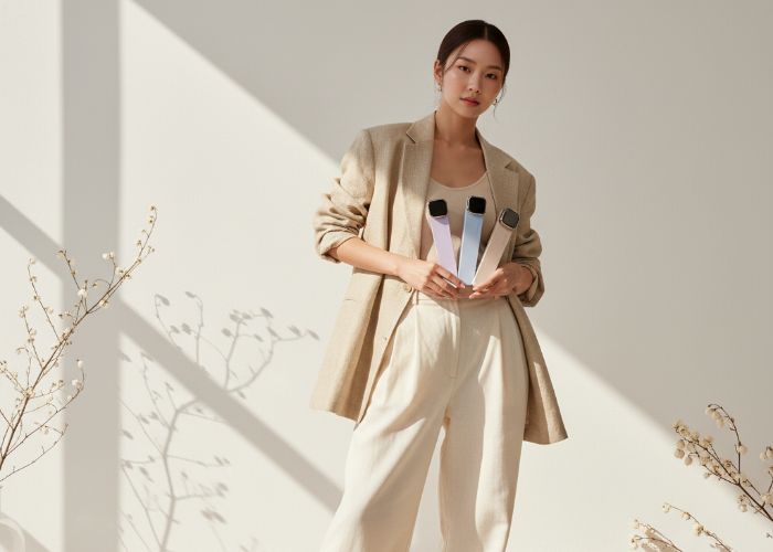 컬러디자인 트렌드를 반영한 감성적인 파스텔 톤 스마트 기기를 들고 있는 모델. 화이트, 라이트 블루, 라벤더 컬러와 무광 질감이 돋보이는 라이프스타일 CMF.